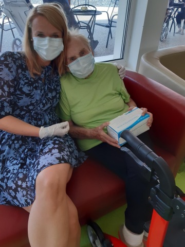 700 roušek pro domov pro seniory v Kobylisích