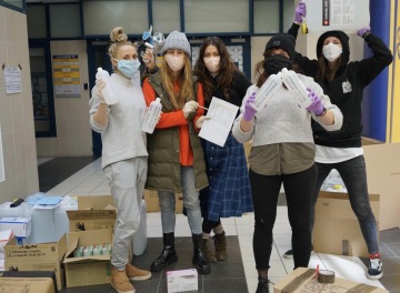 Roušky, ochranné štíty a obleky pro pražské domovy seniorů a nemocnice.