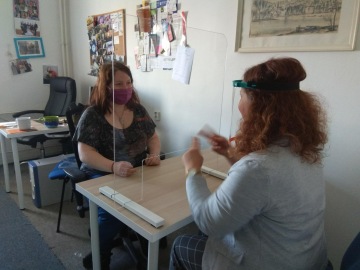 Pomoc tlumočníkům do znakového jazyka a sociálním pracovníkům, pečujícím o neslyšící osoby