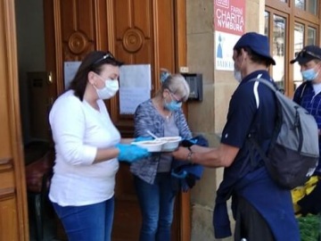 Potraviny a ochranné prostředky pro nejohroženější lidi v Nymburku