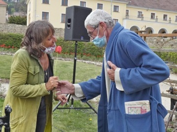 Koncerty pro osamělé seniory a pacienty léčeben pro lidi, postižené Alzheimerovou chorobou