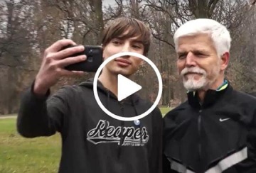 Den s prezidentským kandidátem: Vášnivý motorkář Petr Pavel běhal i rozléval svařák