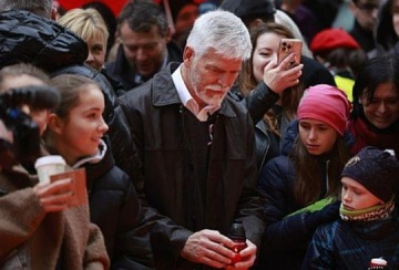 Poučme se z chyb, řekl Pavel. Chraňme demokracii, sdílí Nerudová a další