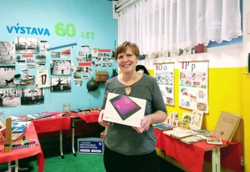 Tablet a 5 notebooků pro děti z lovosické základní školy