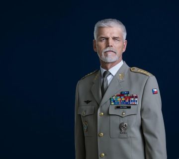 Generál Pavel v uniformě