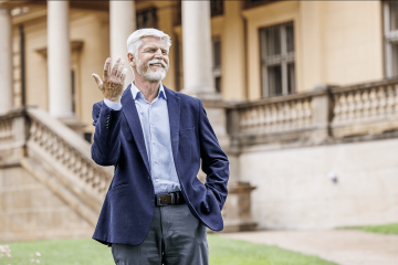 Generálu Pavlovi radí s krizí nový tým expertů. Vede ho exguvernér ČNB Tůma