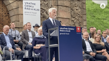 Generál Pavel potvrdil kandidaturu na Hrad. Česku chce "vrátit řád a klid"
