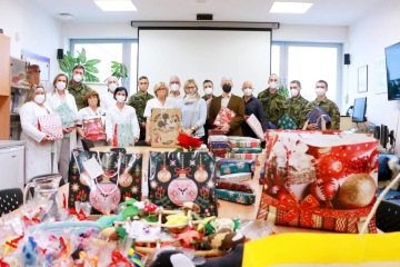 Vánoční dárky dětem do fakultní nemocnice v Motole