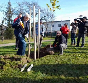 Petr Pavel nasbíral přes 80 tisíc podpisů. Oslavil to s lopatou v ruce