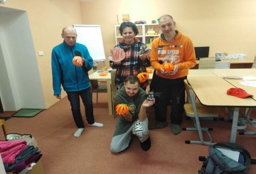 Dávkovače desinfekce a materiál na roušky poputuje do Janova