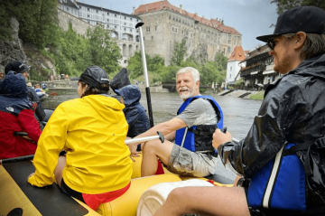 Generál Pavel na raftech v Českém Krumlově. Sjezd Vltavy za průtrže