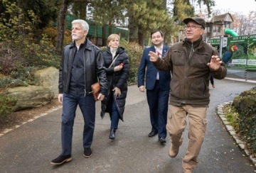 Petr Pavel zavítal do zoo v Plzni: Stal se patronem lvů berberských a krmil žirafu